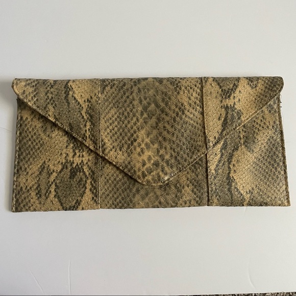 NWOT Urban Expressions Tan & Grey Snake Skin print embossed envelope clutch - Picture 7 of 7